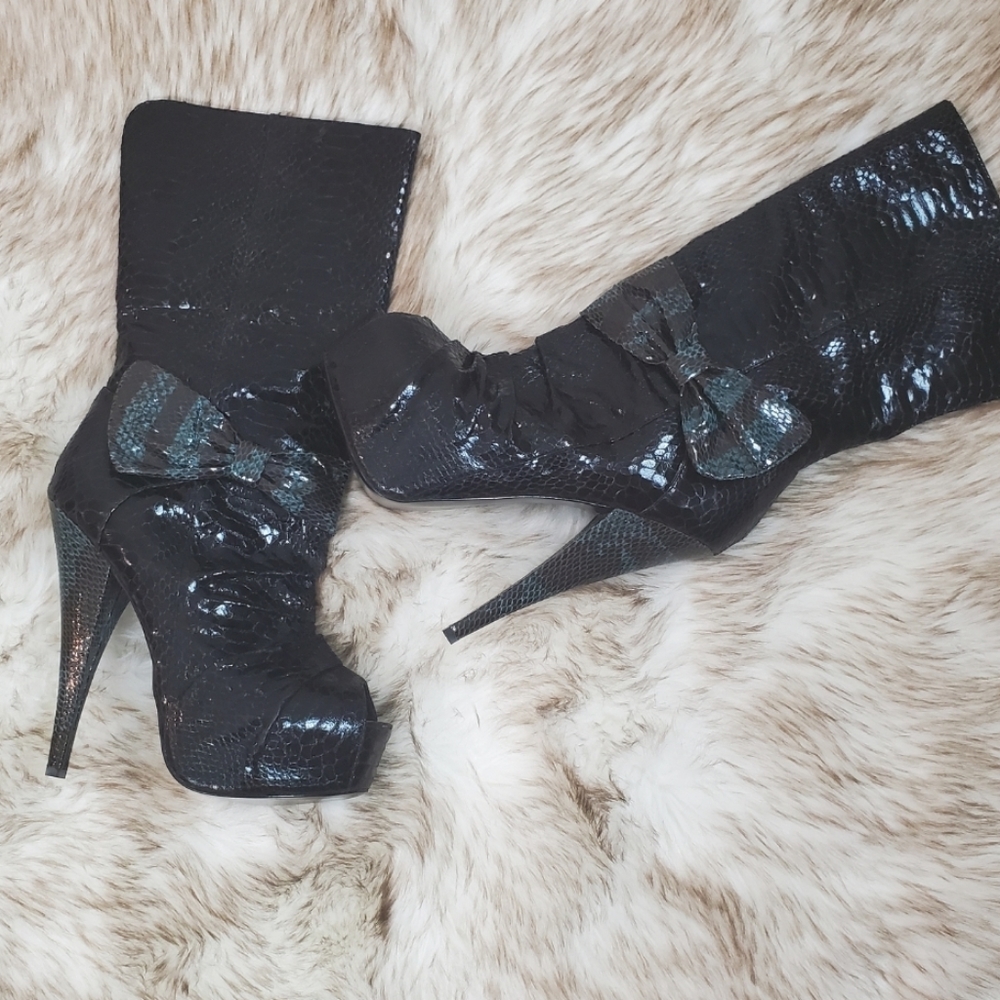 NWOT Black faux snakeskin open toe platform boots 🔥🔥 SALE